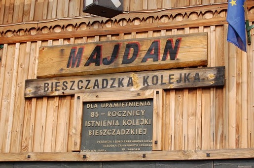 В Майдане, около Цисны, паровоз, как из старых фильмов, уже более 100 лет тянет деревянные вагоны по узким путям