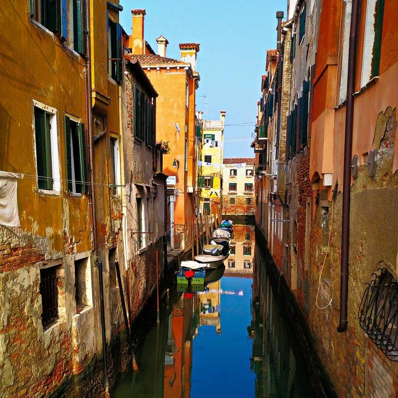 Из-за яркости с того момента, когда я пишу Венецию, я имею в виду часть на воде, а Местре - Местре