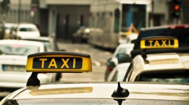 Більшість туристів замовляють таксі офіційного перевізника, а ще частіше - просто ловлять приватну машину біля терміналу