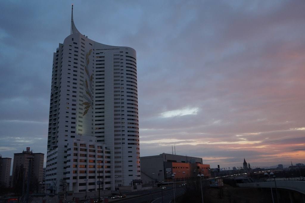 Як і інша вежа - житловий комплекс «Новий Дунай», який стоїть на протилежному боці
