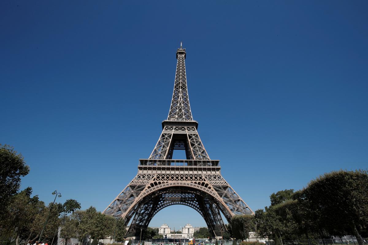 Візитна картка Парижа закрилася вдень 1 серпня через страйки працівників, незадоволених новою організацією відвідування вежі, через яку почали утворюватися довгі черги