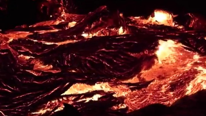• Італія: сім'я з дитиною загинула в кратері вулкана   Вчені: вулкан Етна сповзає до Середземного моря