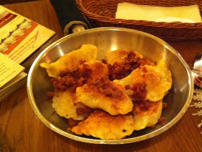 У Zapiecek пірóгі подають вареними або обсмаженими, на чавунних сковородочки з різноманітними добавками і соусами