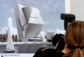 Модель нового музею Сальвадора Далі в Празі (Фото: ЧТК)   Даніел Либескинд з цим не згоден