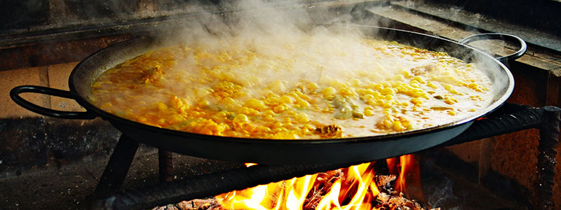 Попри всю різноманітність кухні автономної області, найбільшою популярністю користується валенсийськая паелья (la paella) - страва з рису, морепродуктів і курки