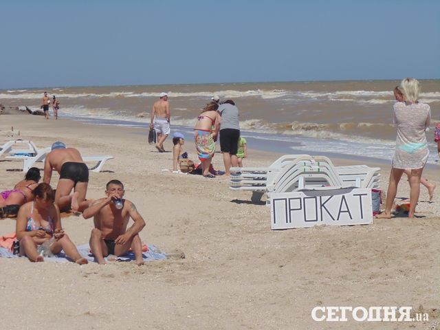 У Кирилівці пляжний сезон традиційно почався 1 червня, але кабінок для перевдягання і біотуалетів досі немає