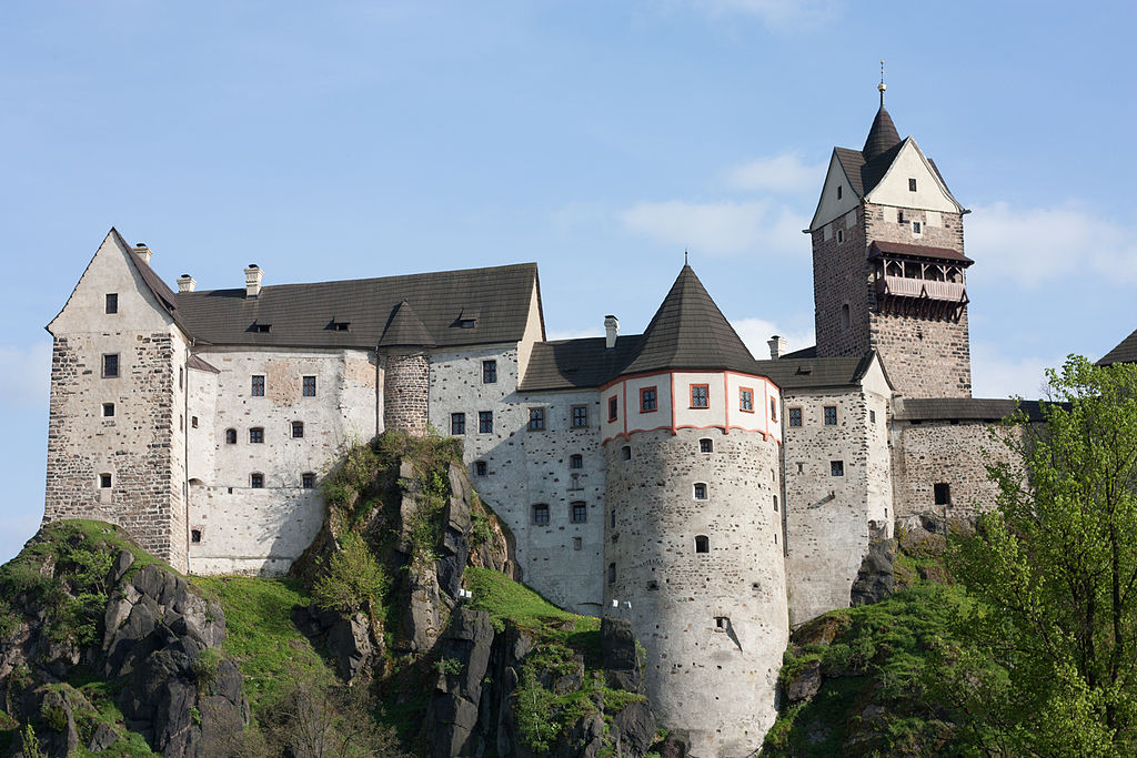 Досить великий і красивий замок в наш час вражає відвідувачів своїм особливим колоритом і романтизмом