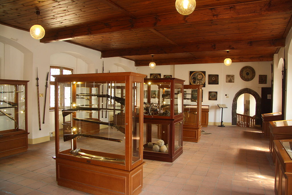 Після минулої недавно реконструкції, музей порцеляни місцевого виробництва був відкритий для відвідувачів знову на першому поверсі будинку