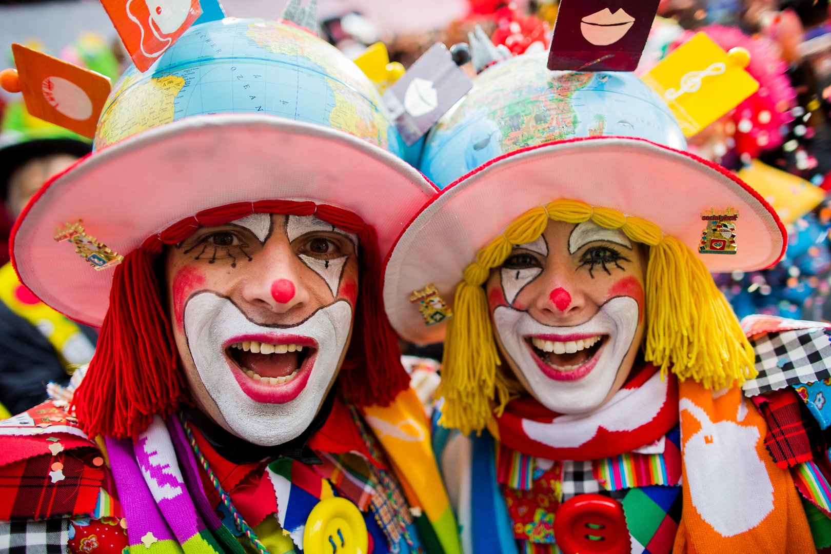 Традиційними є яскраві блазенські костюми, найпопулярніший персонаж - «ганчір'яний клоун» з клаптів