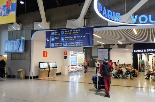 Аеропорт Парижа Шарль-де-Голль (код IATA CDG) або його ще називають Руассі (Roissy) займає друге місце в Європі, поступаючись лише   лондонському Хітроу   за кількістю обслуговуваних пасажирів