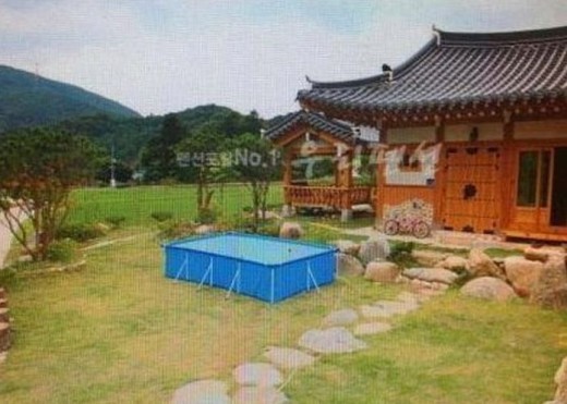 Китайський будинок з басейном