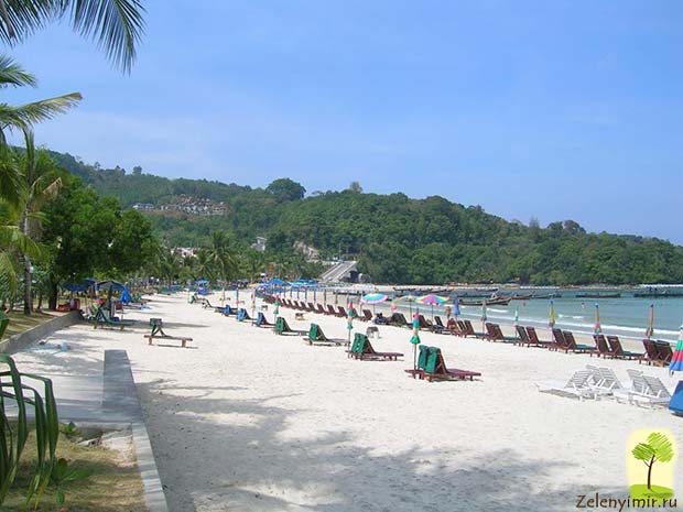 Тут знаходиться атракціон «Phuket FantaSea» - улюблений атракціон туристів