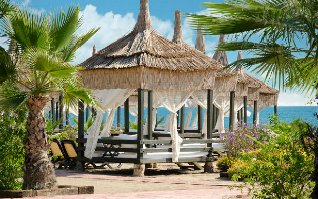 Курорт - чудове місце для прийняття сонячних ванн на розкішному 500-метровому пляжі з переливаються на сонці міріадами іскор найдрібніших піском і чистою водою моря біля узбережжя