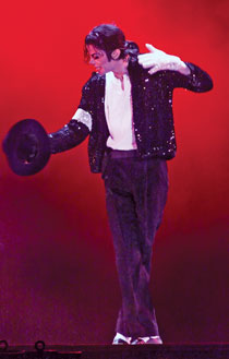 Новина про смерть Майкла Джексона обвалила найбільші інформаційні сайти   «Гуляє по Місяцю» Майкл вчора о другій годині ночі вирушив у свою останню подорож: після чергової ін'єкції знеболюючих препаратів Джексон впав замертво в своєму будинку в Лос-Анджелесі, його серце зупинилося