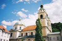 Він являє собою красиве барокове будівля, розташована недалеко від ратуші на площі святих Кирила і Мефодія