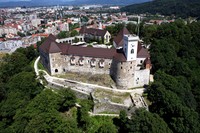 Замок розташований на найвищій точці міста, тому його добре видно майже звідусіль