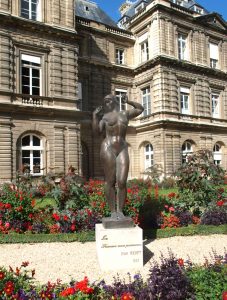 Розбавляють сон гордовитих королев статуї Люксембурзького саду, що зображують сцени «повсякденного життя» античних дів і богів, а також скульптури і пам'ятники від класики до сюрреалізму