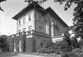 Вілла Грёбе в 1937 році (Фото: ЧТК)   - А сади ці з'явилися в 1871-1888 роках близько вілли, яку для себе замовив празький промисловець Моріц Грёбе, який в той час займався підприємницькою діяльністю в Празі