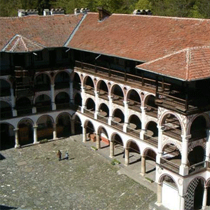 Комплекс Рильського монастиря включає в себе кілька архітектурних будівель різних епох і займає територію в 8800 квадратних метрів