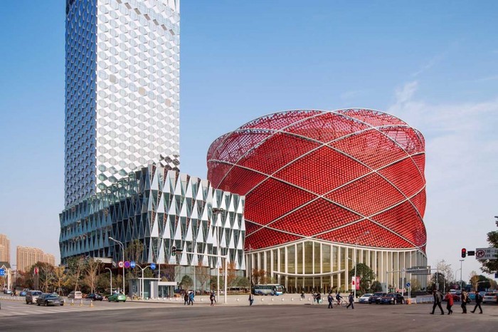 Сучасна архітектура Китаю постійно поповнюється все новими шедеврами, підтвердженням чому служать «Червоний ліхтар» - приголомшливий театр з басейном всередині (2014 року) і «Золоті дзвіночки»: в місті Wuhan відкрився перший в світі масштабний тематичний парк розваг