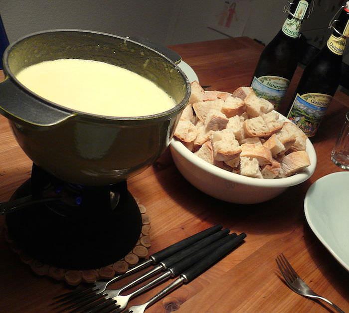 Для приготування класичного сирного фондю в домашніх умовах Вам буде потрібно кілька інгредієнтів