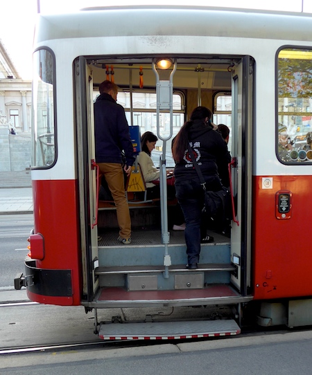 До речі, майте на увазі, що двері віденських трамваїв зазвичай відкриваються по команді пасажирів: щоб двері відчинилися, треба натиснути на спеціальну кнопку (зі зрозумілих причин такі кнопки є як всередині, так і зовні)