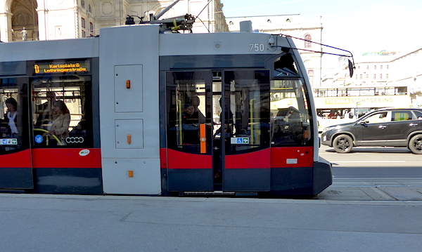 Однак нерідко зустрічаються і трамваї старих моделей - червоно-білого забарвлення