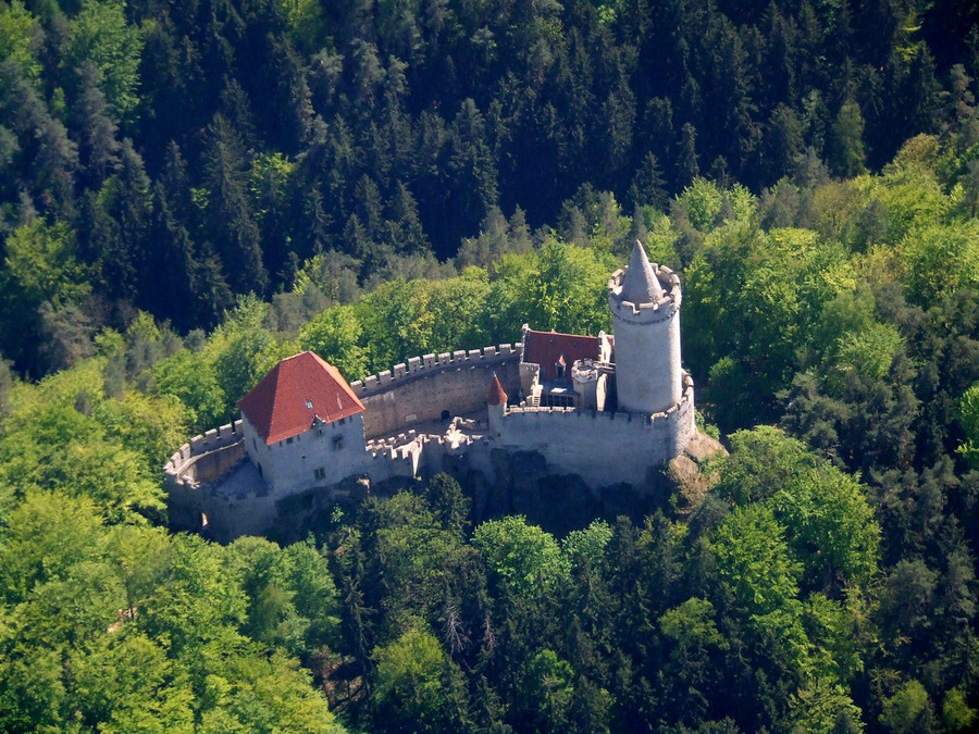 Замок розташований в мальовничому куточку північної Богемії під назвою Чеський рай, на рубежі трьох гірських ланцюгів