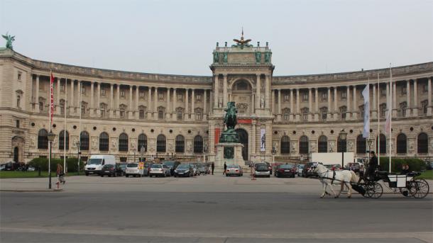 У палаці Хофбург знаходиться Державний зал Австрійської Національної бібліотеки, а також відома Іспанська школа верхової їзди