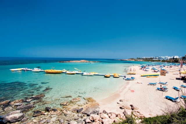 Найчистіші і   відомі пляжі Кіпру   простяглися вздовж містечка Айя-Напа, а також сусіднього селища Протарас