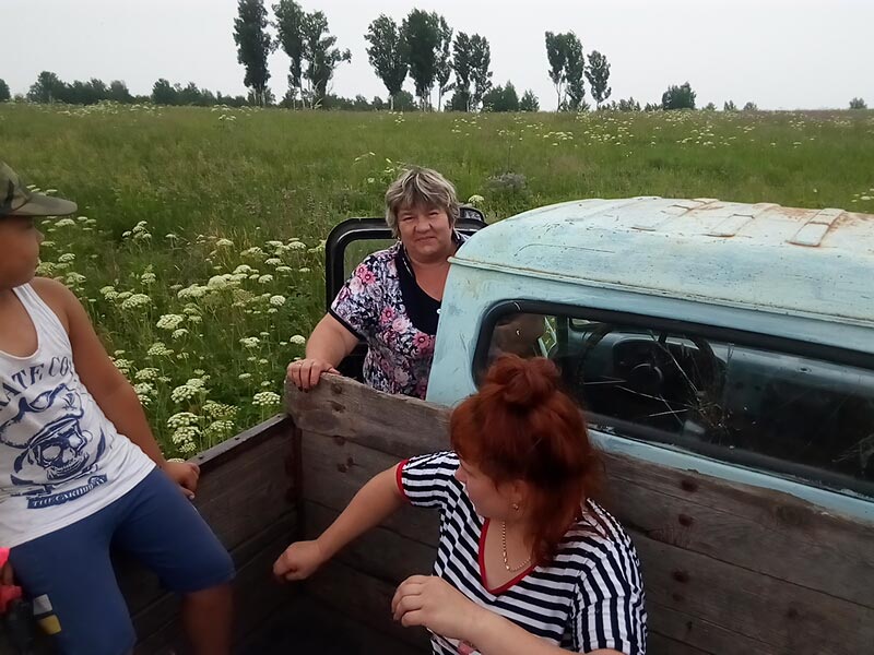 Бабуся завела тракторок - саморобку (мій дідусь зібрав його сам), ми все (я, мама, сестричка Вероніка, двоюрідний брат Влад і тітка Оля) сіли в кузов трактора і вирушили за ягодою