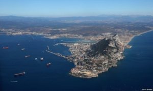 Гібралтар - розташована в Іспанії, Британська територія, що з'єднується з Піренейським півостровом завдяки піщаному перешийку