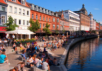 З міст в Центральній Ютландії варто відвідати Орхус, другий за величиною в Данії, примітний відмінними музеями, модними ресторанами, магазинами і бурхливим нічним життям, а також Віборг, розташований в дуже красивому місці - між двома озерами, в яких водиться безліч лебедів