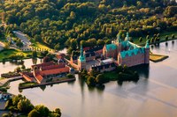 У Ховедстадене знаходяться два найзнаменитіших датських замку, які варто відвідати в першу чергу - замок-фортеця Кронборг в місті Хельсингер і красивий замок епохи Датського відродження Фредериксборг в місті Хіллеред