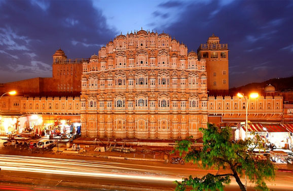 Найвідоміший в Джайпурі - це Хава Махал (Hawa Mahal) або Палац Вітрів