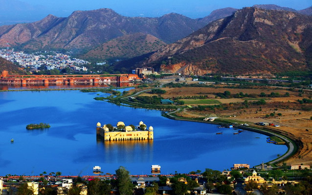 Палац на воді (Jal Mahal) розташований в центрі озера Ман Сагал