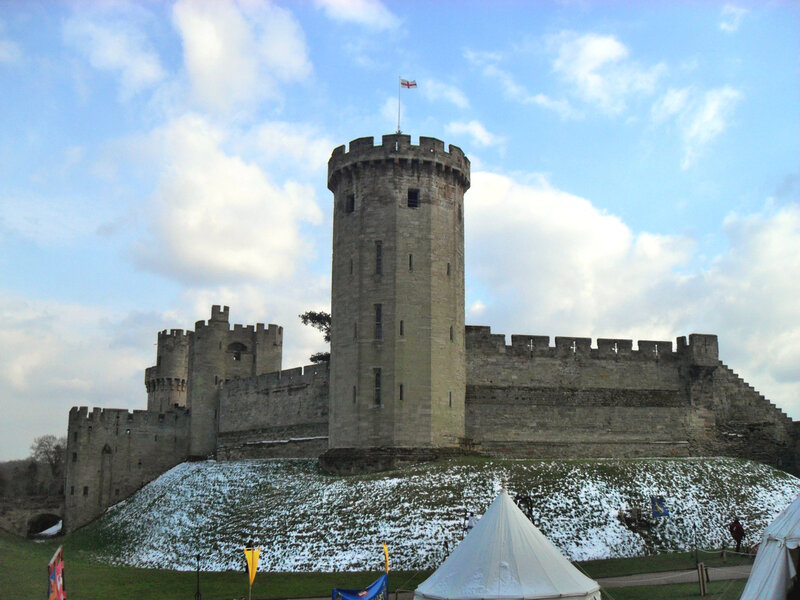 Біля замку розташовані численні намети, в яких влаштовані різні атракціони: