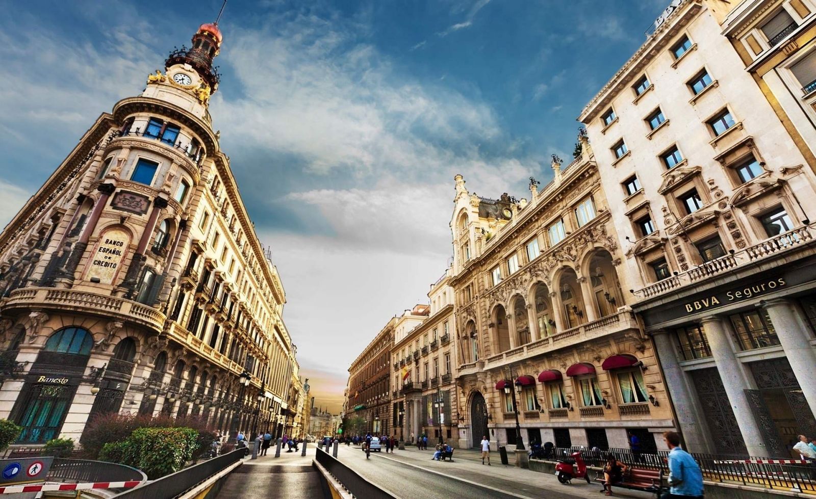 ІСПАНІЯ Сонячна, романтична і прекрасна Іспанія - вічний магніт, що притягує з року в рік мільйони туристів