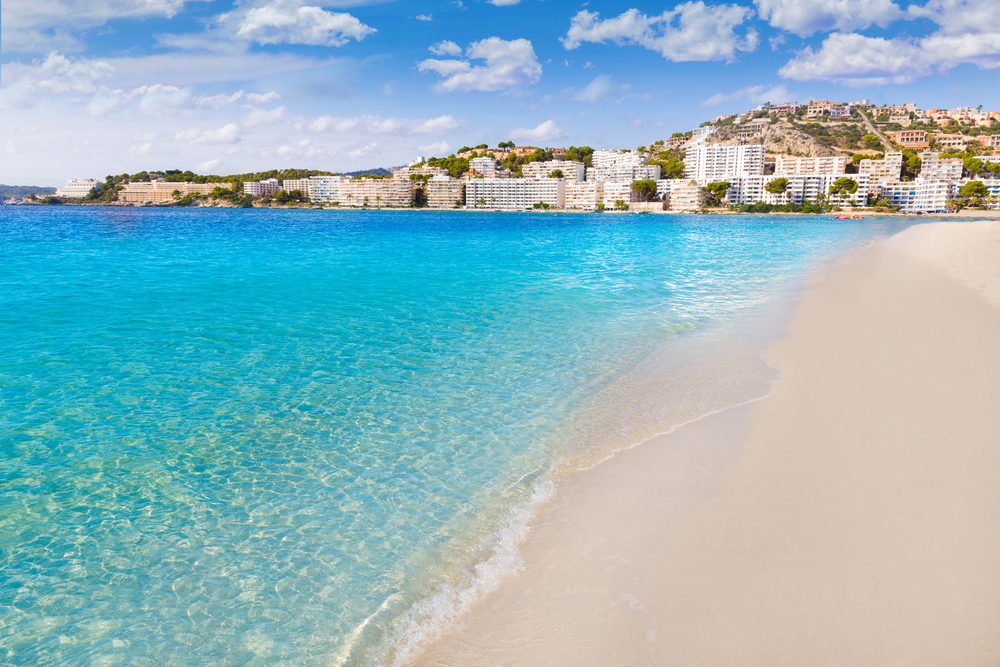 Іспанська острів Майорка є одним з найпопулярніших місць для відпочинку під час літньої відпустки, з його сімейними курортами, тихими містечками, сучасними готелями, безліччю заходів і національних свят