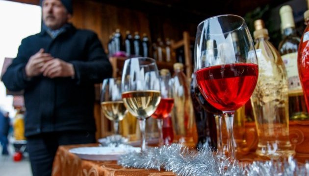 У Мукачеві в четвер офіційно стартував найбільший винний фестиваль країни Червене вино