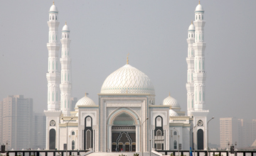 Розташування нової мечеті «Хазрет Султан» поруч з Палацом миру і злагоди, Палацом Незалежності, монументом «Қазақ Елі» формує єдиний містобудівний ансамбль столиці