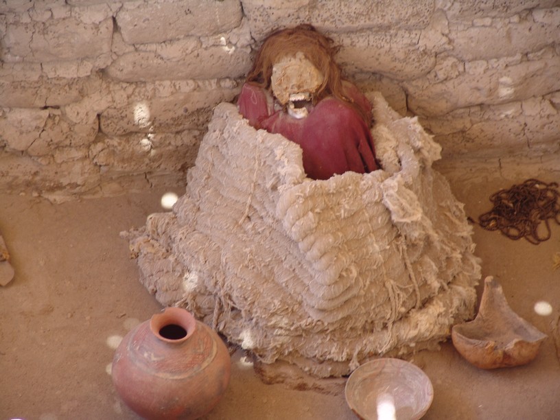 На території Естакеріі, як і по всій області поширення культури Наска, виявлено багато могил