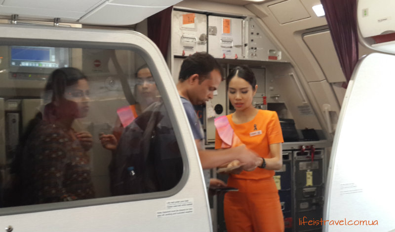 Є більш дешеві перельоти за маршрутом Пхукет- Бангкок (Дон Муанг) а / к Air Asia, можна купити приблизно за 1200 бат, при дуже ранньому бронюванні укладетеся в 1000 бат ($ 28)