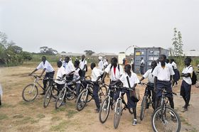 Фото: Архів Романа Посолди   З 2012 року, коли благодійне товариство «Велосипеди для Африки» офіційно з'явилося на світло, до Гамбії вже вдалося відправити більше двох тисяч великов, ненових, але повністю відремонтованих і налагоджених