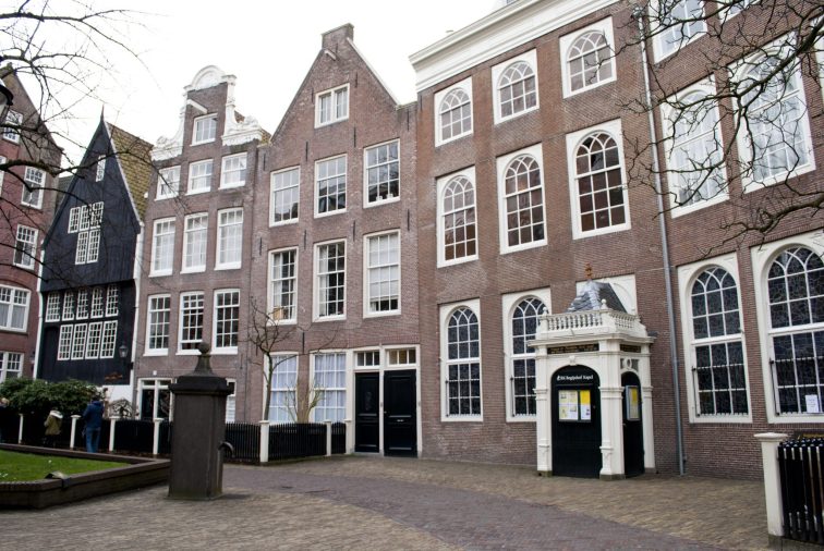 найстаріший збереглася будинок Амстердама - красивий і строгий, майже чорний Houten Huis - Хаутен-Хейс