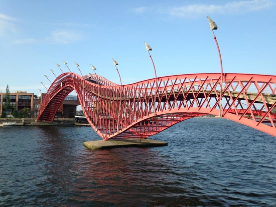 Міст Пітон в Амстердамі