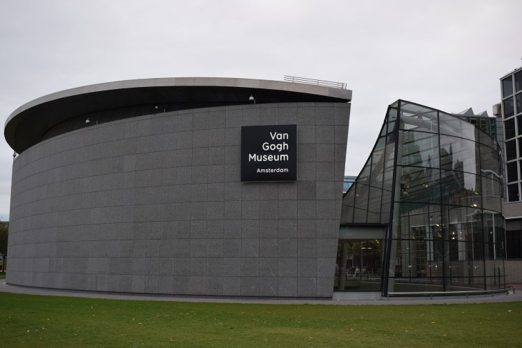 Так, в Амстердамі є відмінний Рейксмузей і гідна колекція в музеї сучасного мистецтва, але сам по собі музей Ван-Гога - явище унікальне і вкрай цікаве
