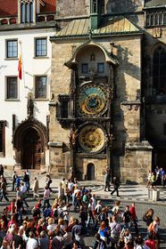 Староміська куранти, Фото: © City of Prague   Зліва від циферблата поміщена фігурка, яка щогодини, під час бою курантів, трясе мішечком