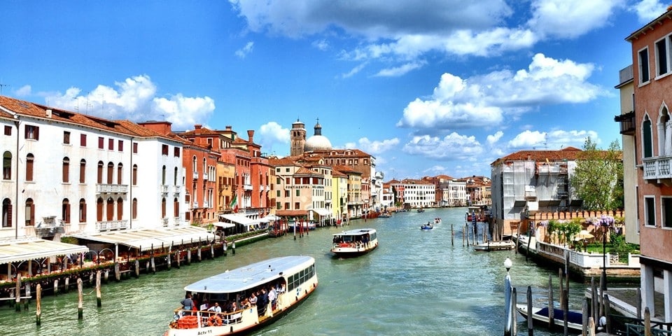 Мова йде про вапоретто, пасажирських теплоходах, що курсують по каналах Венеції і між островами Венеціанського архіпелагу