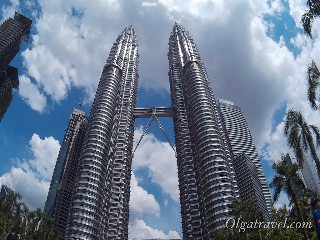 Вежі Петронас Куала-Лумпур (Petronas Twin Towers) поряд з телевізійною вежею Менара є символом не тільки   Куала Лумпур   , Але і всієї Малайзії